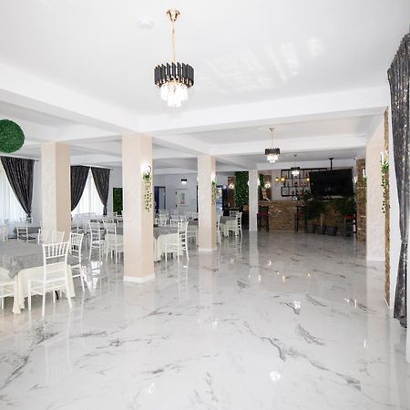 Rem Garden Hotel Novaci-Străini Buitenkant foto