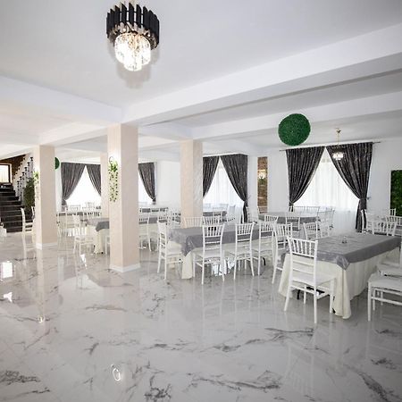 Rem Garden Hotel Novaci-Străini Buitenkant foto