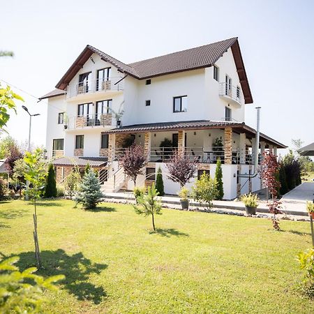 Rem Garden Hotel Novaci-Străini Buitenkant foto