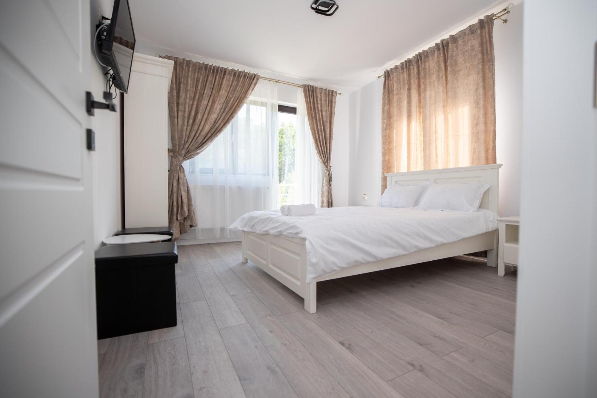 Rem Garden Hotel Novaci-Străini Buitenkant foto