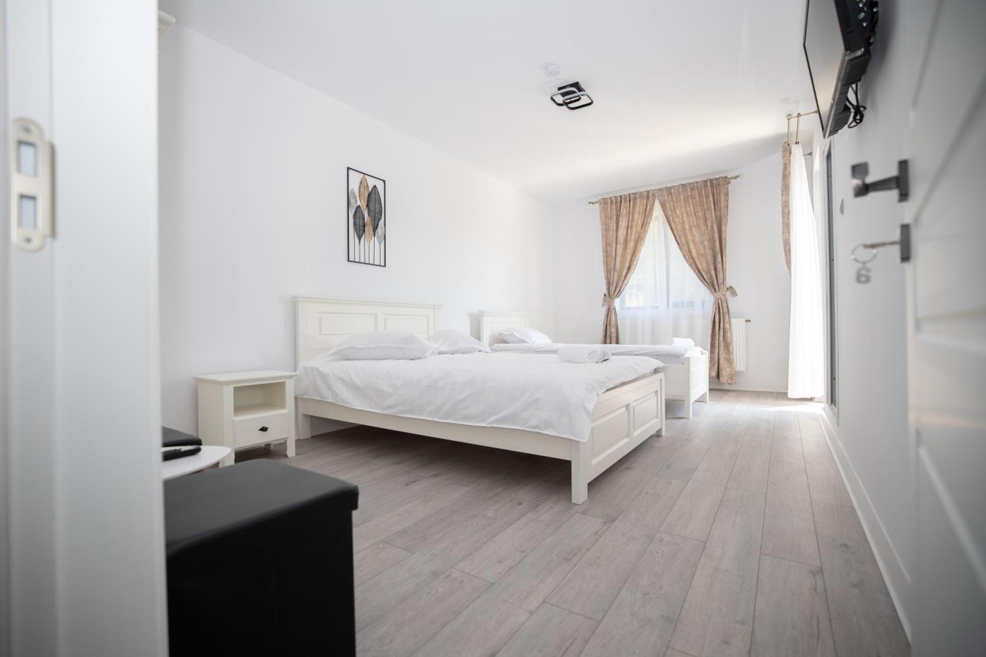 Rem Garden Hotel Novaci-Străini Buitenkant foto