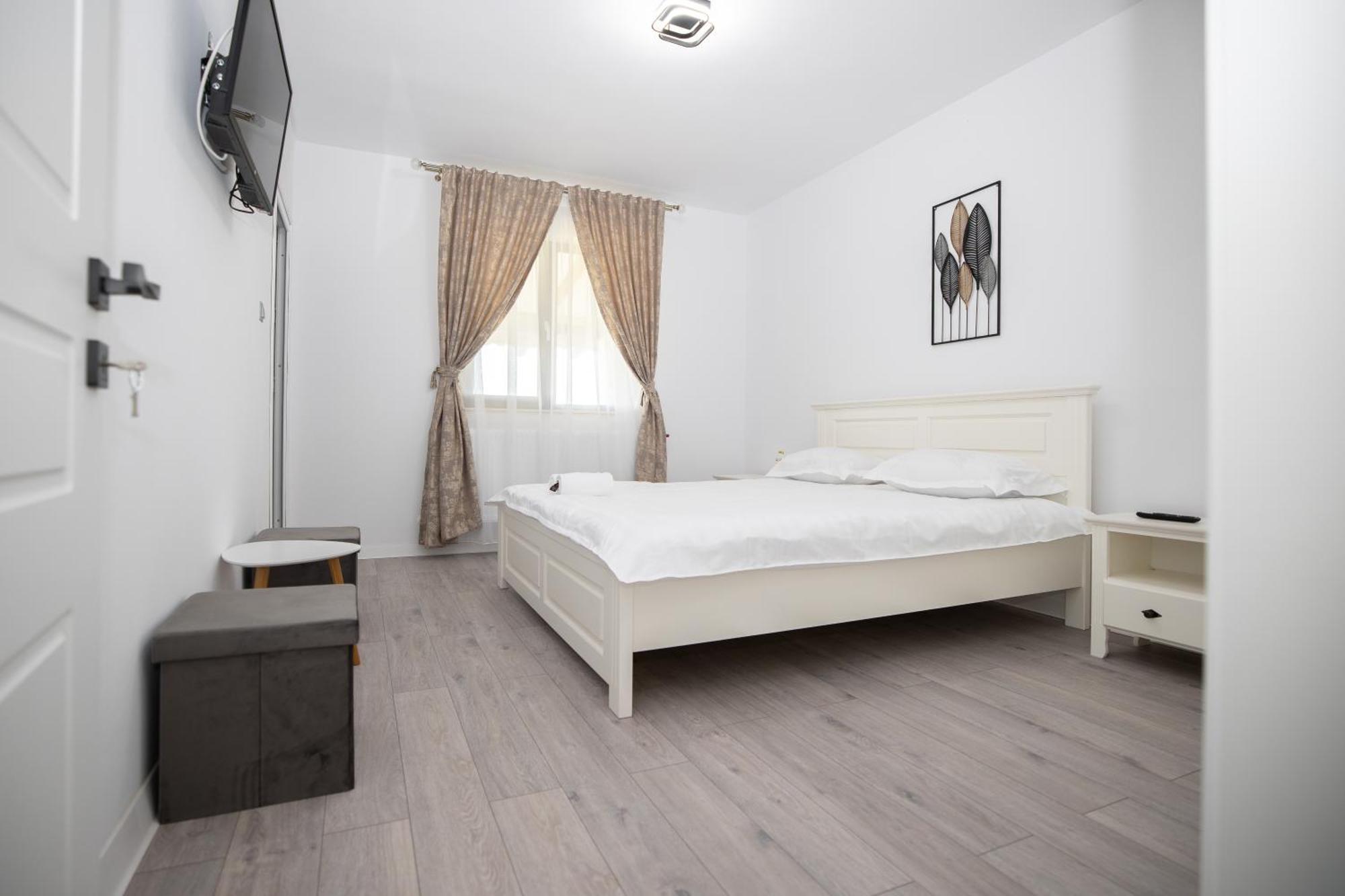 Rem Garden Hotel Novaci-Străini Buitenkant foto