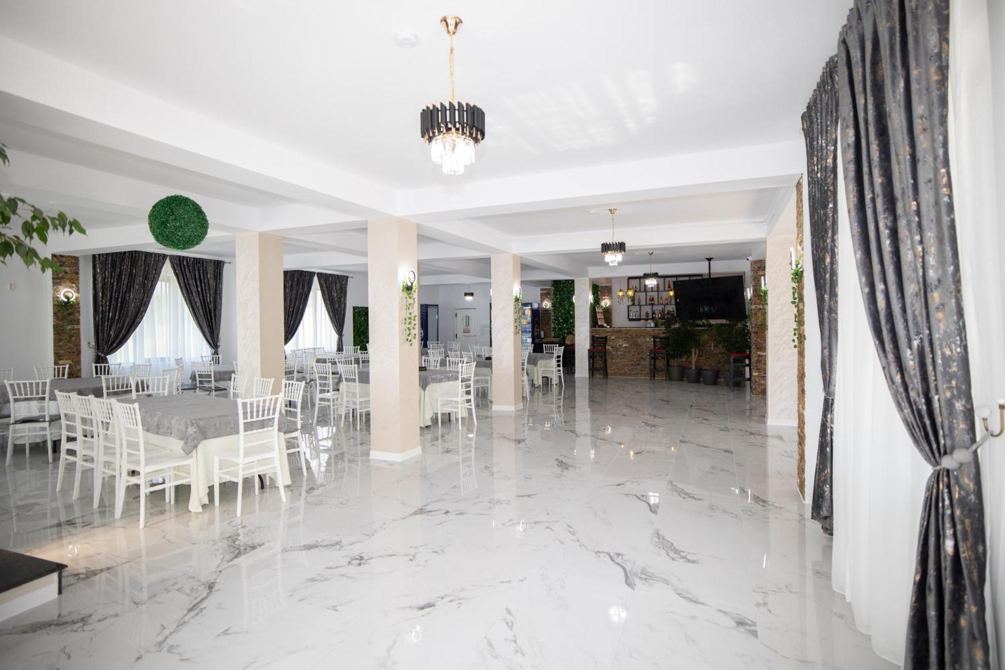 Rem Garden Hotel Novaci-Străini Buitenkant foto