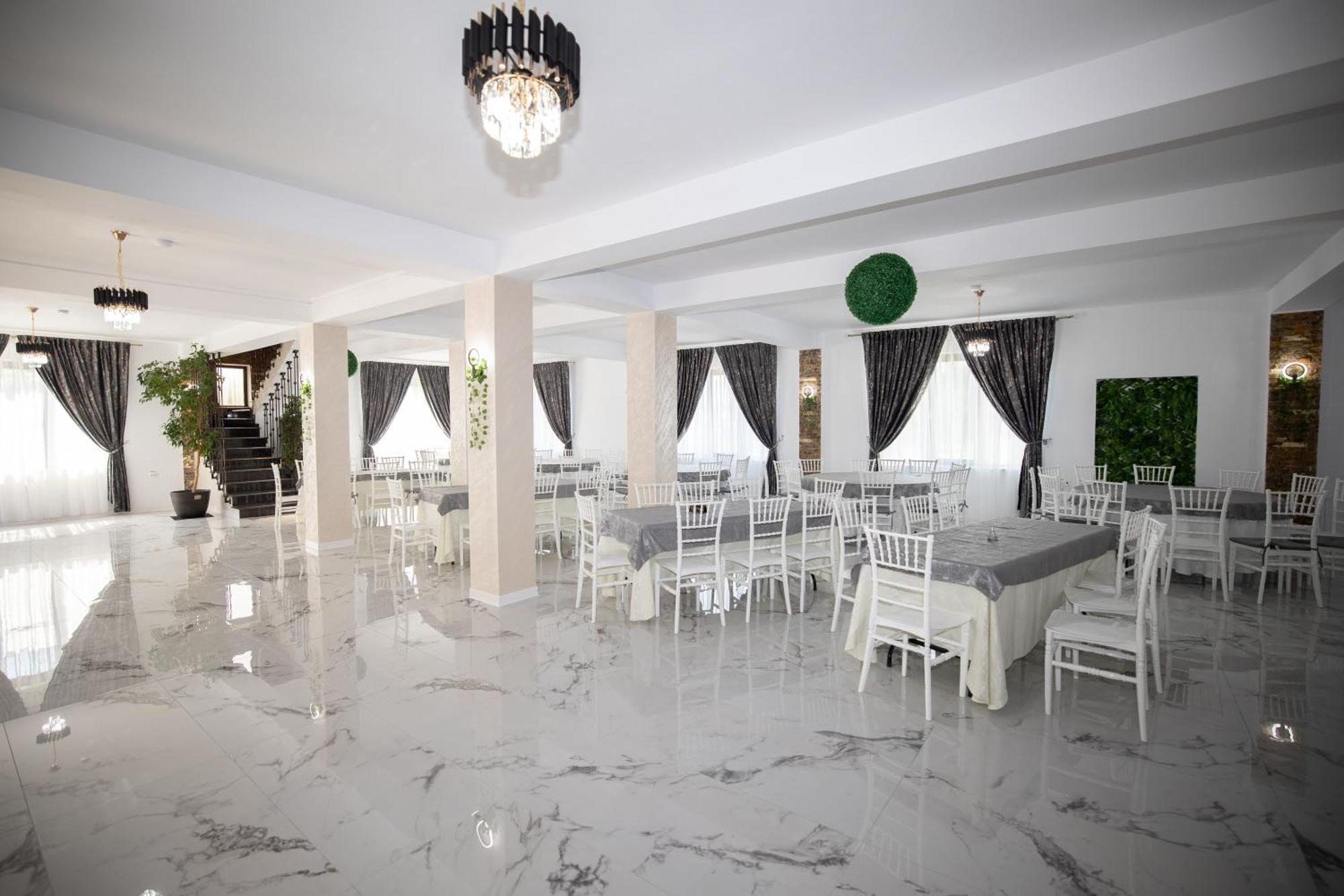Rem Garden Hotel Novaci-Străini Buitenkant foto