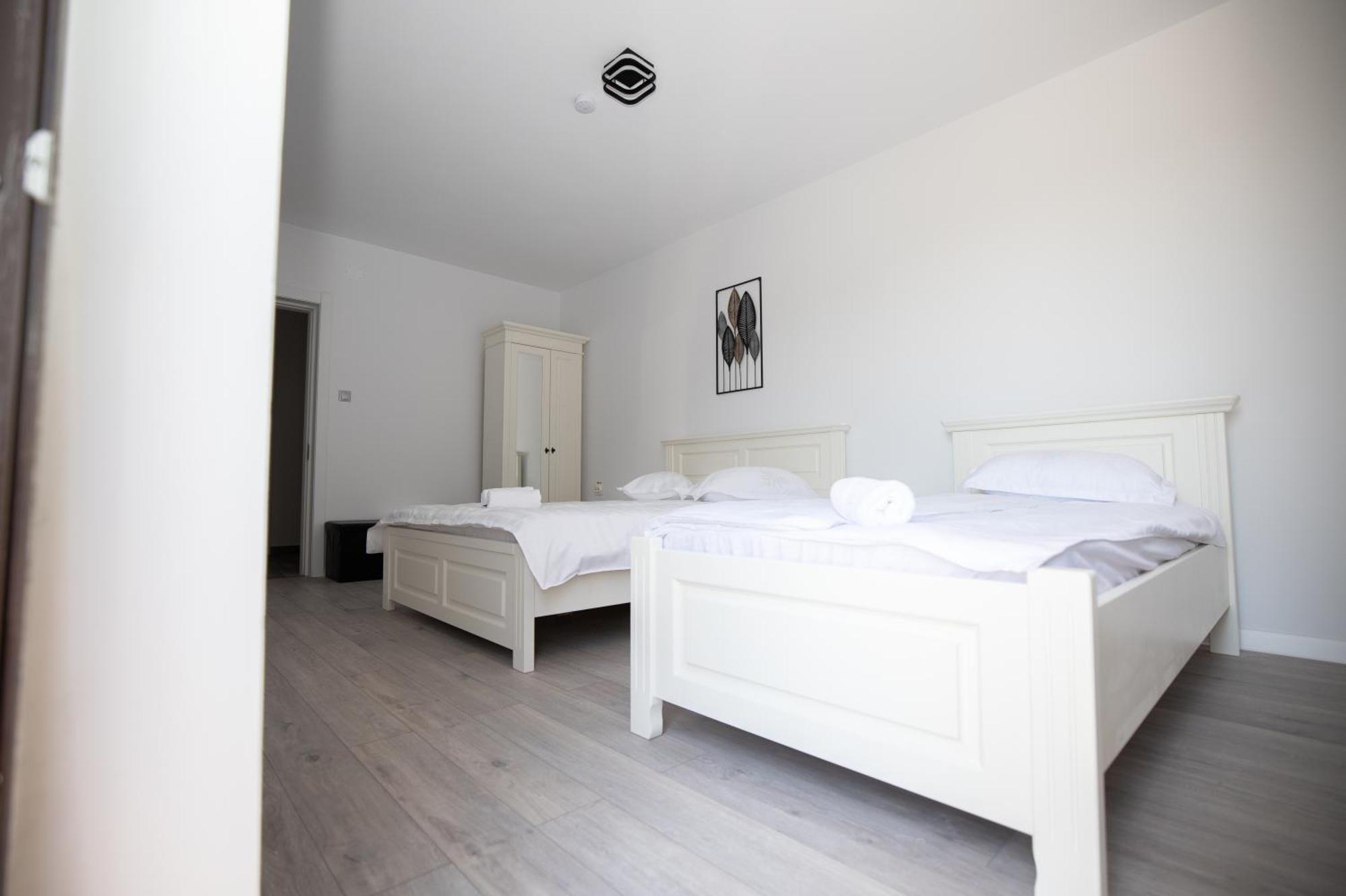 Rem Garden Hotel Novaci-Străini Buitenkant foto