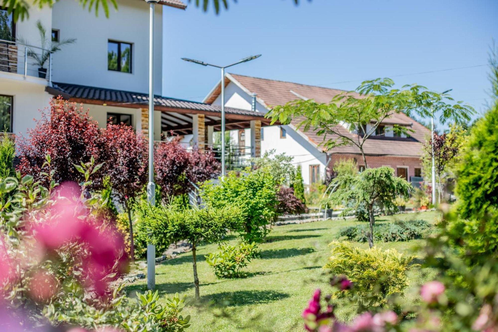 Rem Garden Hotel Novaci-Străini Buitenkant foto