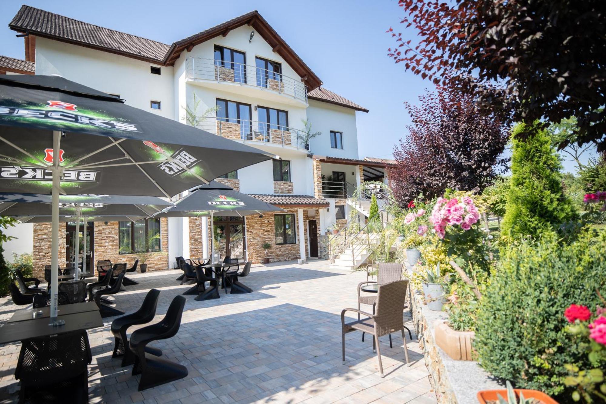 Rem Garden Hotel Novaci-Străini Buitenkant foto