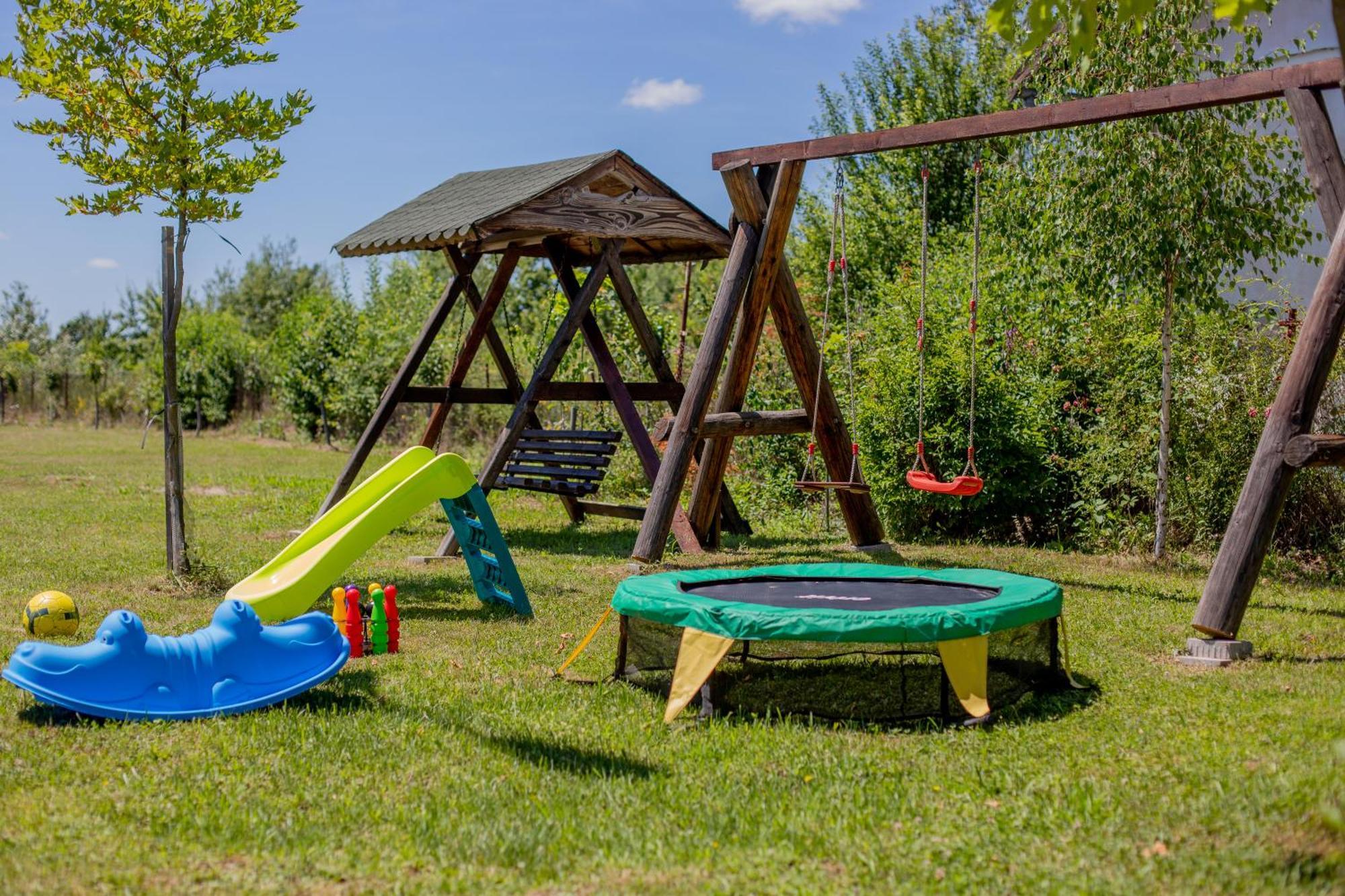 Rem Garden Hotel Novaci-Străini Buitenkant foto