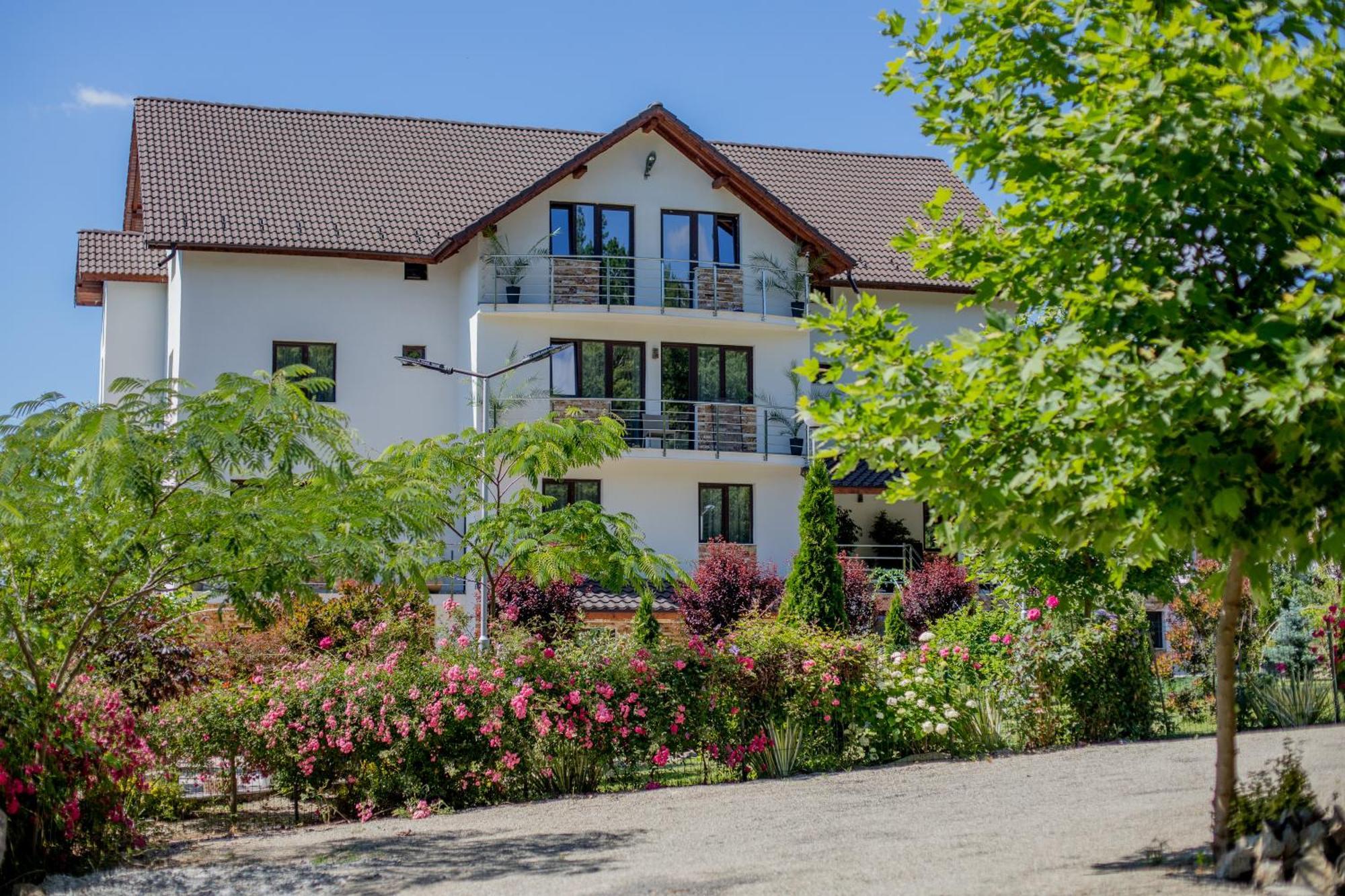 Rem Garden Hotel Novaci-Străini Buitenkant foto