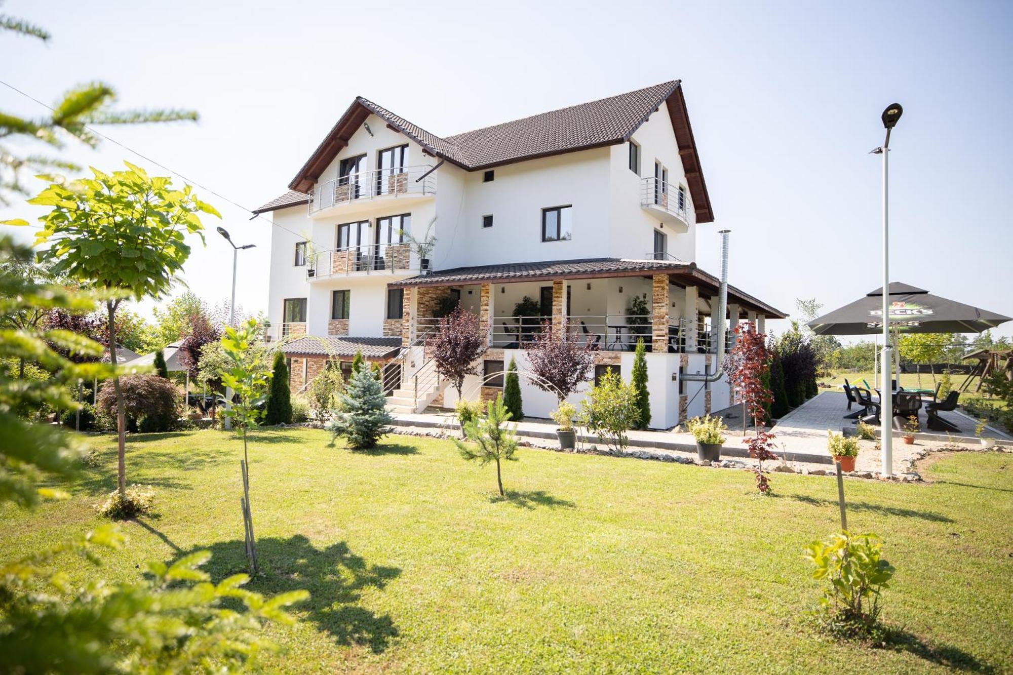 Rem Garden Hotel Novaci-Străini Buitenkant foto